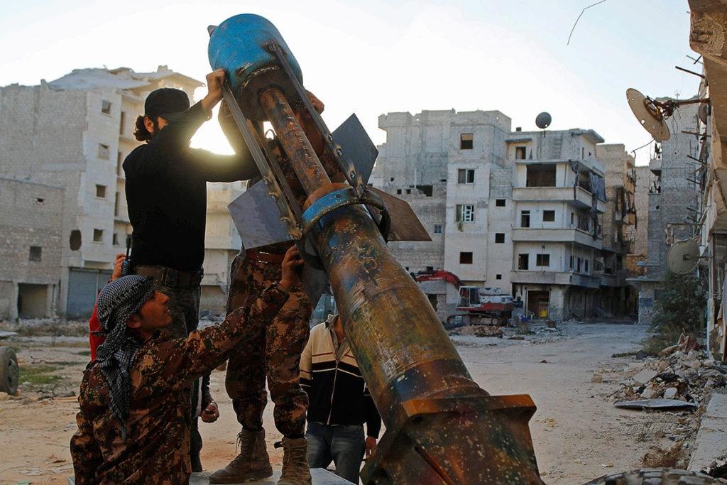 Free Syrian Army fighters prepare a locally-made mortar launcher during clashes with forces loyal to Syria's President Bashar al-Assad on the Amerya front in Aleppo on 5 November, 2014 (Photo: Reuters)