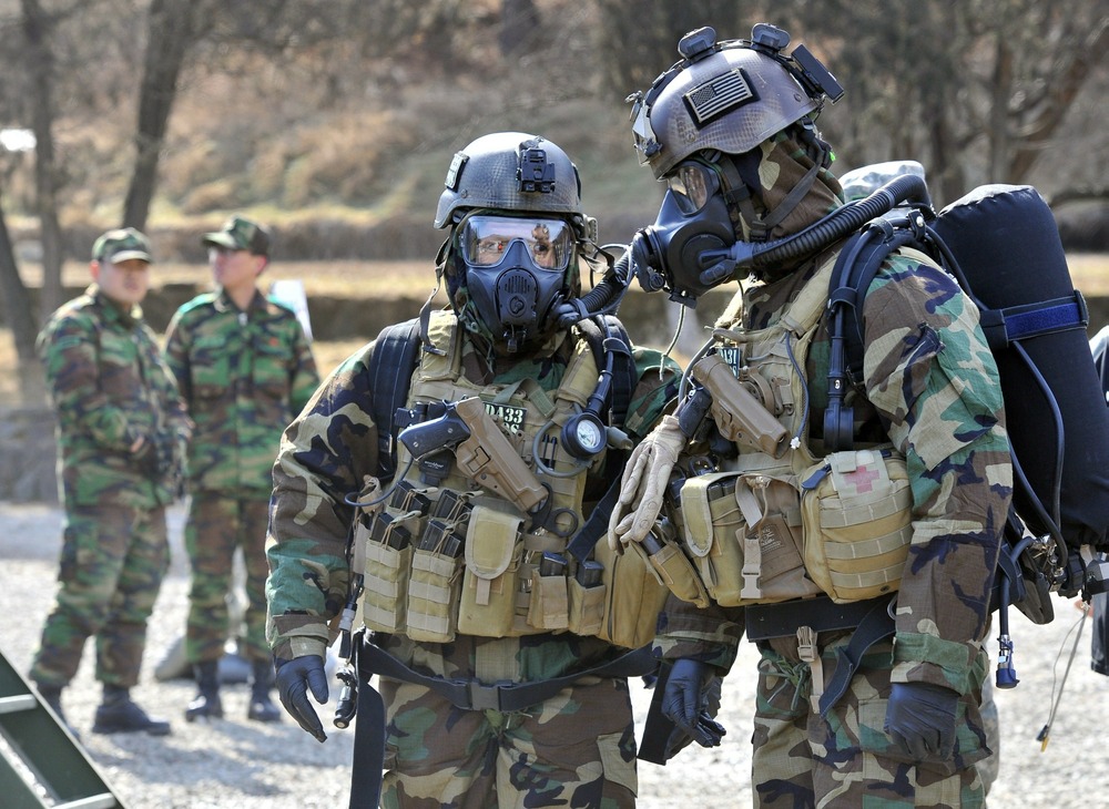 Image: US soldiers wear chemical warfare gear d