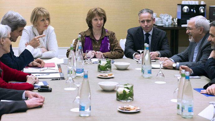 U.S. Secretary of State John Kerry (2nd L), European Union foreign policy chief Catherine Ashton (C ) and Iranian Foreign Minister Mohammad Javad Zarif (2ndR) wait prior to a meeting on November 9, 2013, on the third day of talks on Iran's nuclear programme at the Intercontinental Hotel in Geneva Switzerland. (AFP Photo)