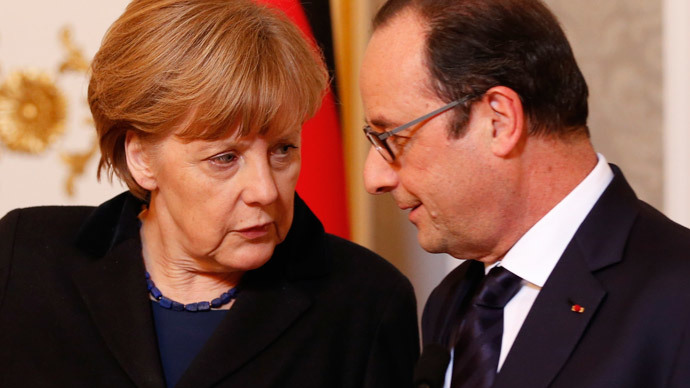 Germany's Chancellor Angela Merkel (L) talks to France's President Francois Hollande during a meeting with the media after peace talks on resolving the Ukrainian crisis in Minsk, February 12, 2015. (Reuters / Grigory Dukor)